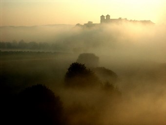 Tyniecki klasztor spowity porannymi mgłami